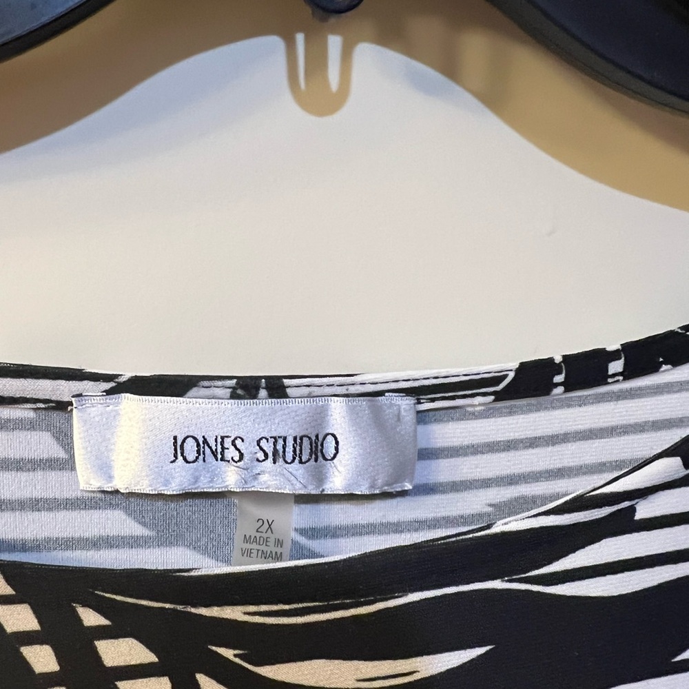 Black and White Striped Women's Top Jones Studio 2x🌿 - Picture 3 of 5